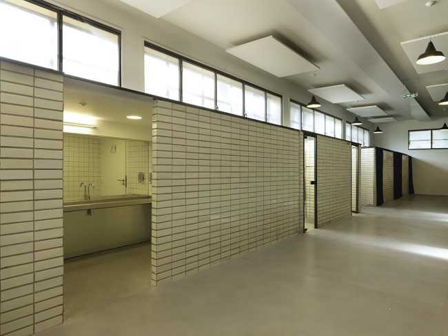 I vecchi bagni ristrutturati con il rivestimento in ceramica bianca